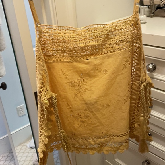 Cute yellow top! - Picture 2 of 4